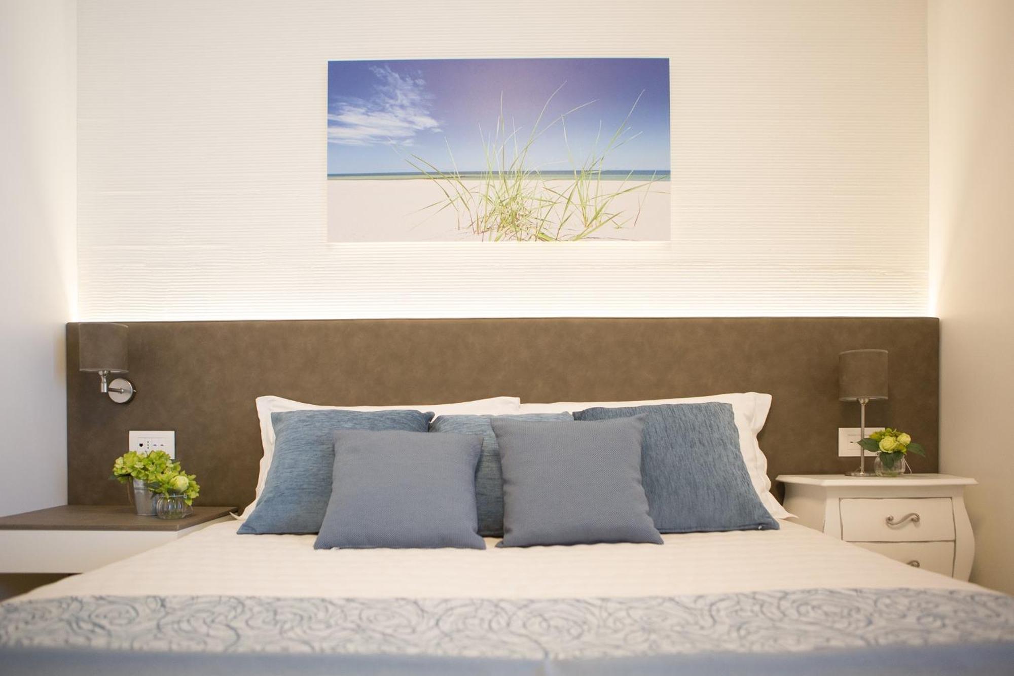 Hotel Liberty Beach - Parking & Beach Included Riccione Exterior foto
