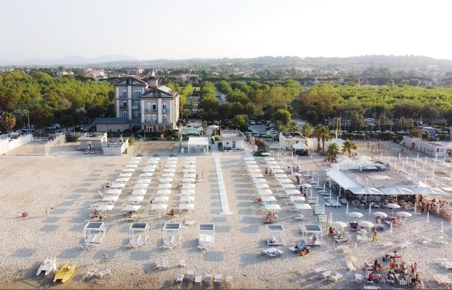 Hotel Liberty Beach - Parking & Beach Included Riccione Exterior foto