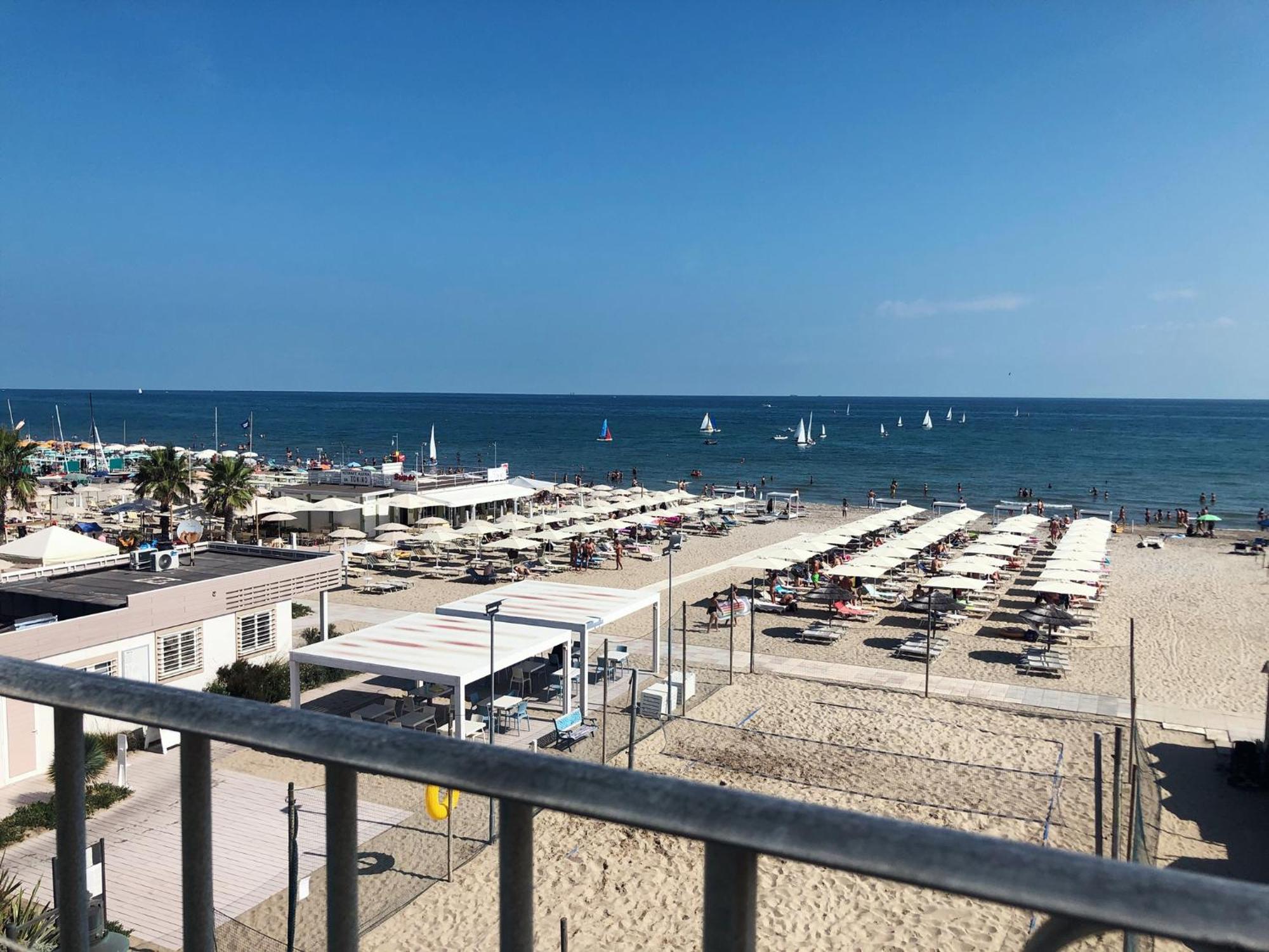 Hotel Liberty Beach - Parking & Beach Included Riccione Zimmer foto