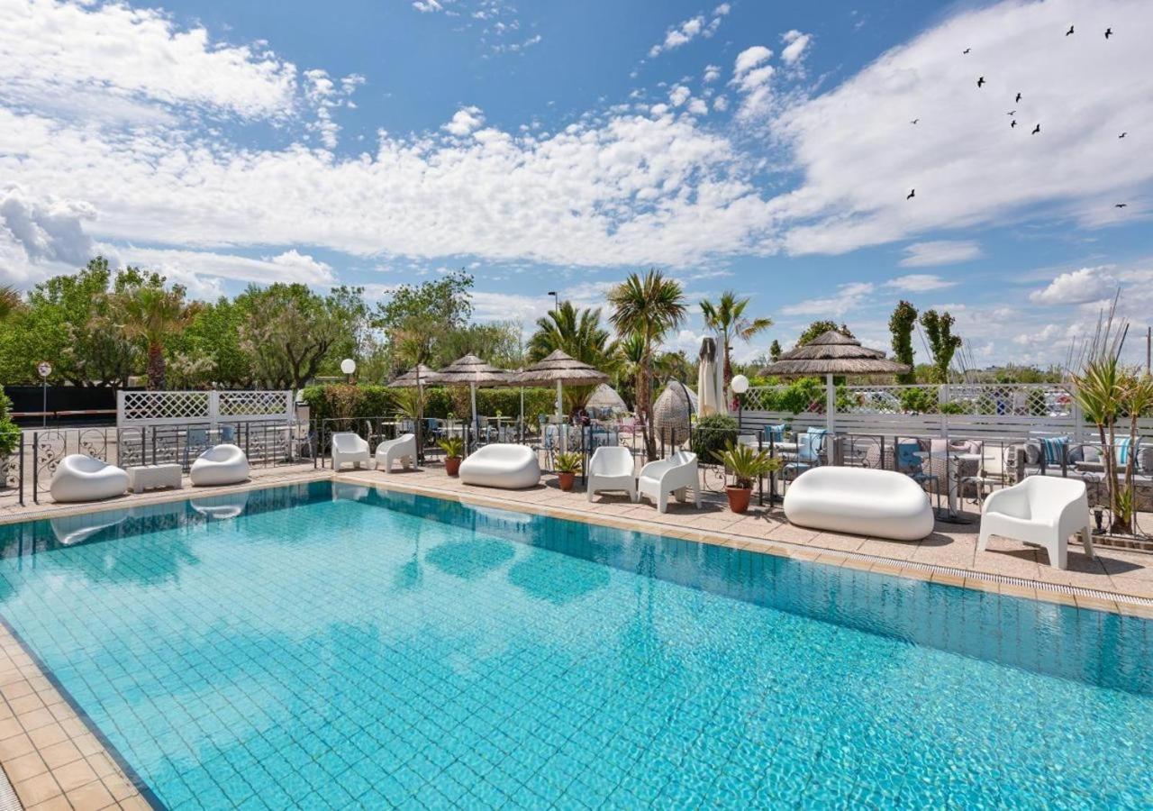 Hotel Liberty Beach - Parking & Beach Included Riccione Exterior foto