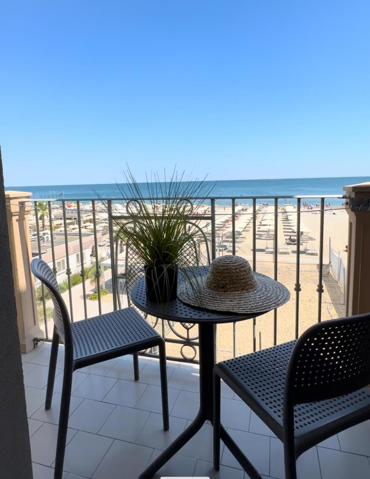 Hotel Liberty Beach - Parking & Beach Included Riccione Exterior foto