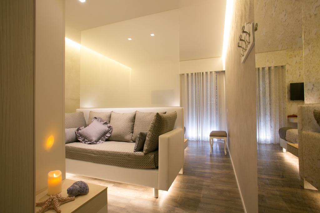 Hotel Liberty Beach - Parking & Beach Included Riccione Exterior foto