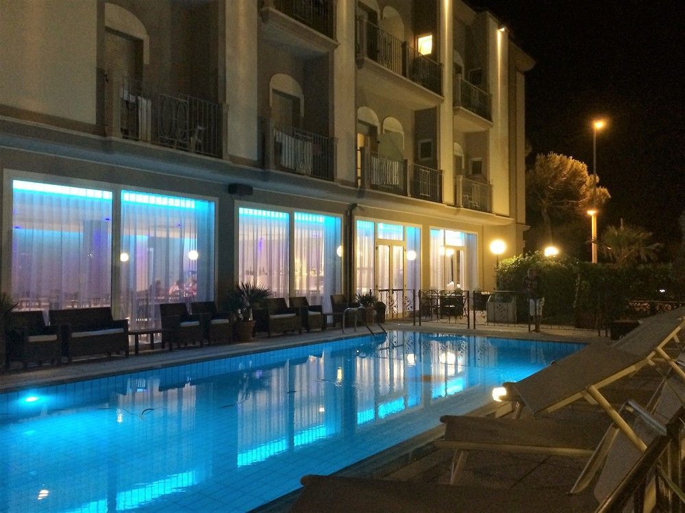 Hotel Liberty Beach - Parking & Beach Included Riccione Exterior foto