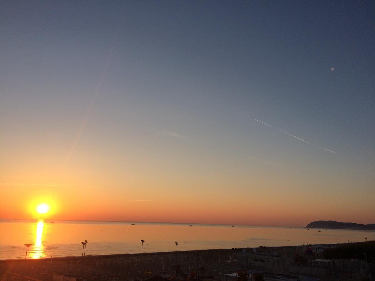 Hotel Liberty Beach - Parking & Beach Included Riccione Zimmer foto
