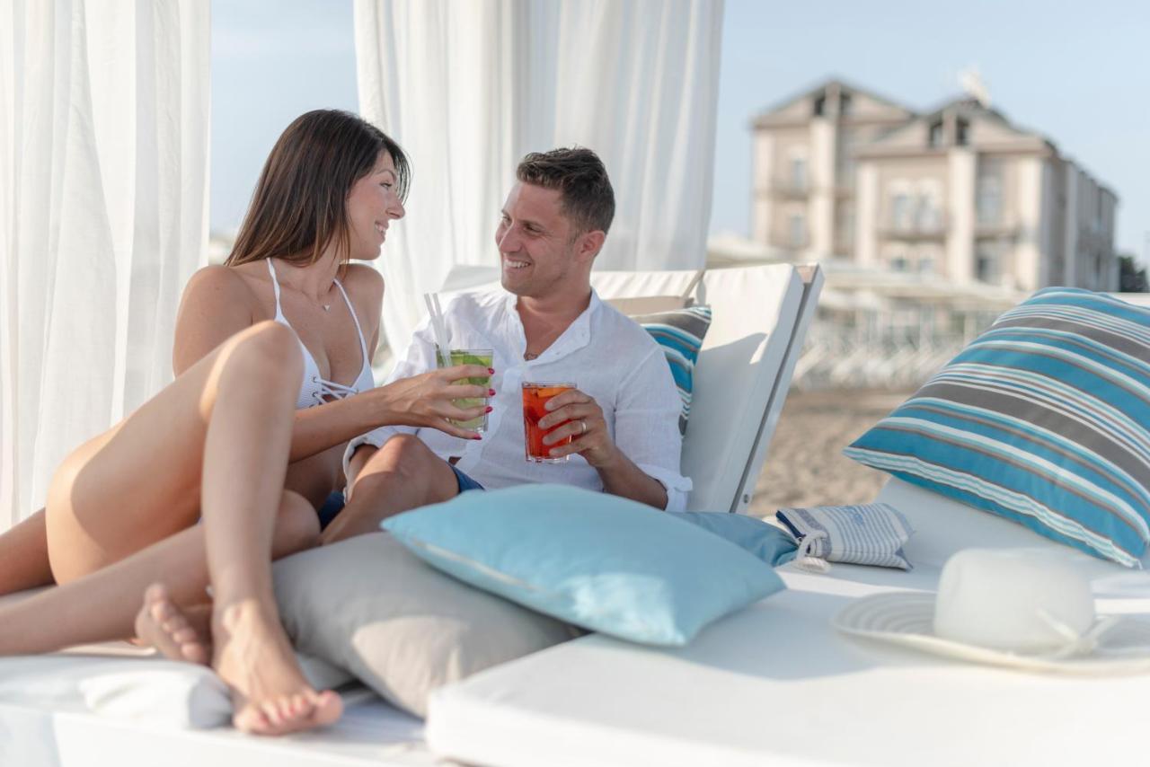 Hotel Liberty Beach - Parking & Beach Included Riccione Exterior foto
